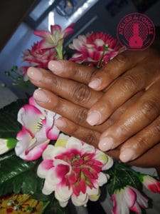 Ongles gel rose avec des fleurs réalisé par Laurie Atelier de l'ongle